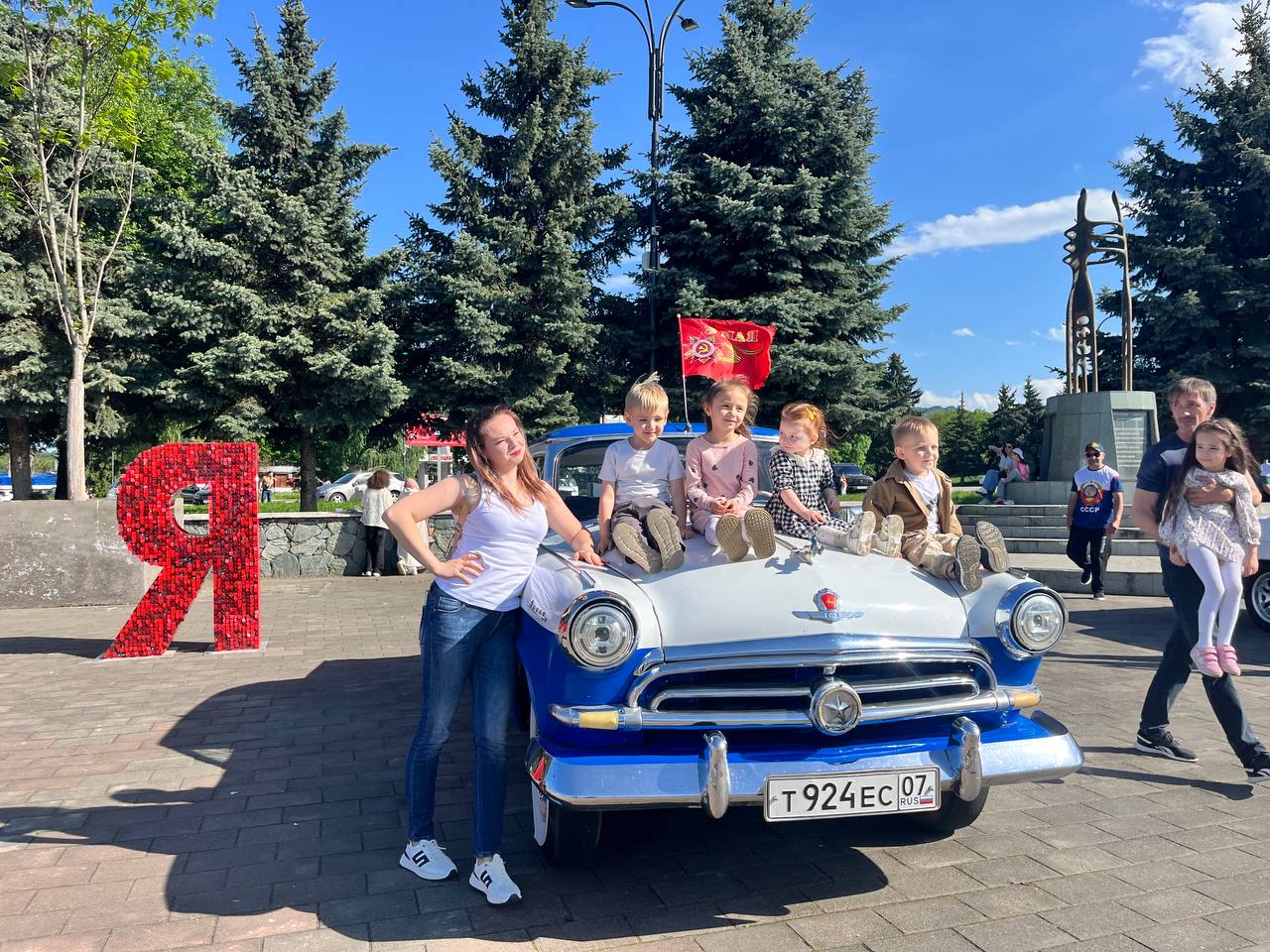 Ретро-автомобили с флагами Победы