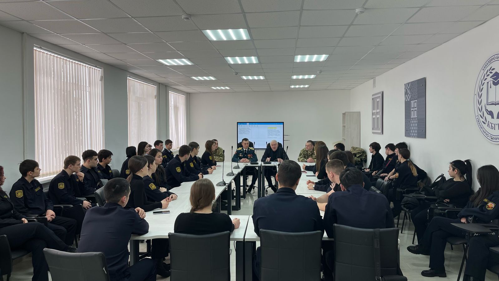 Военнослужащие Росгвардии провели круглый стол для студентов