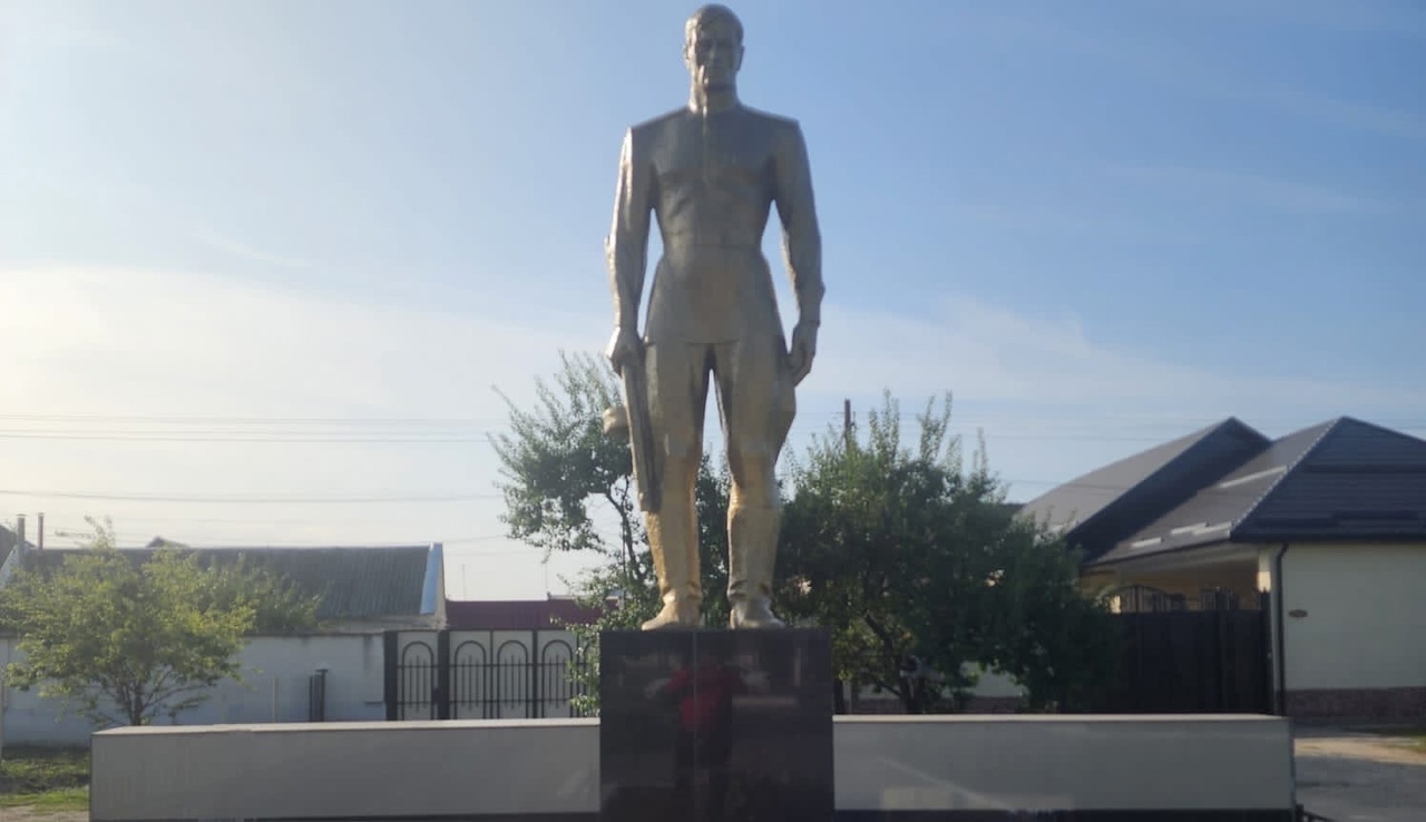 Ведется ремонт памятника "Скорбящий воин" в Баксане