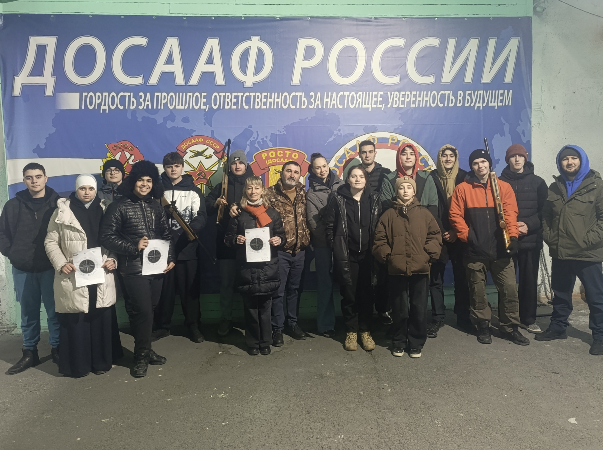 Молодежь учится стрелять