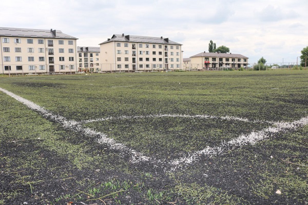 В Тереке ремонтируют футбольное поле с искусственным покрытием