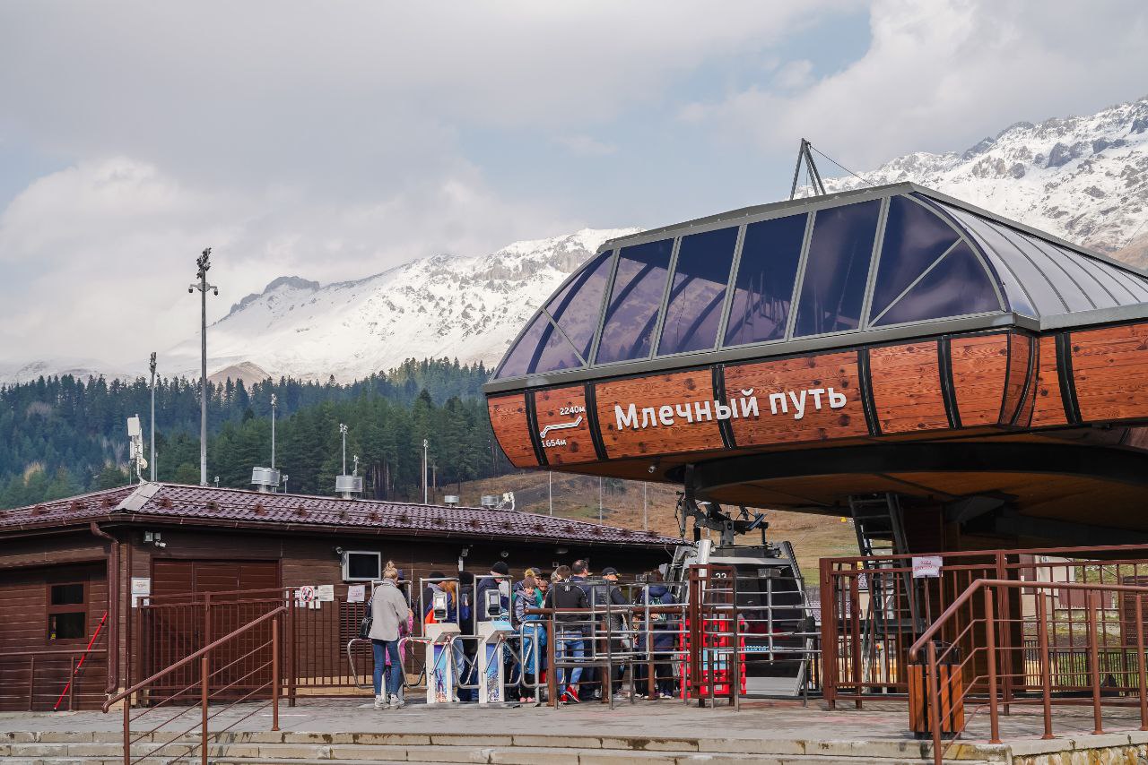 Курорт «Эльбрус» дарит школьникам билет на канатные дороги за 100 рублей