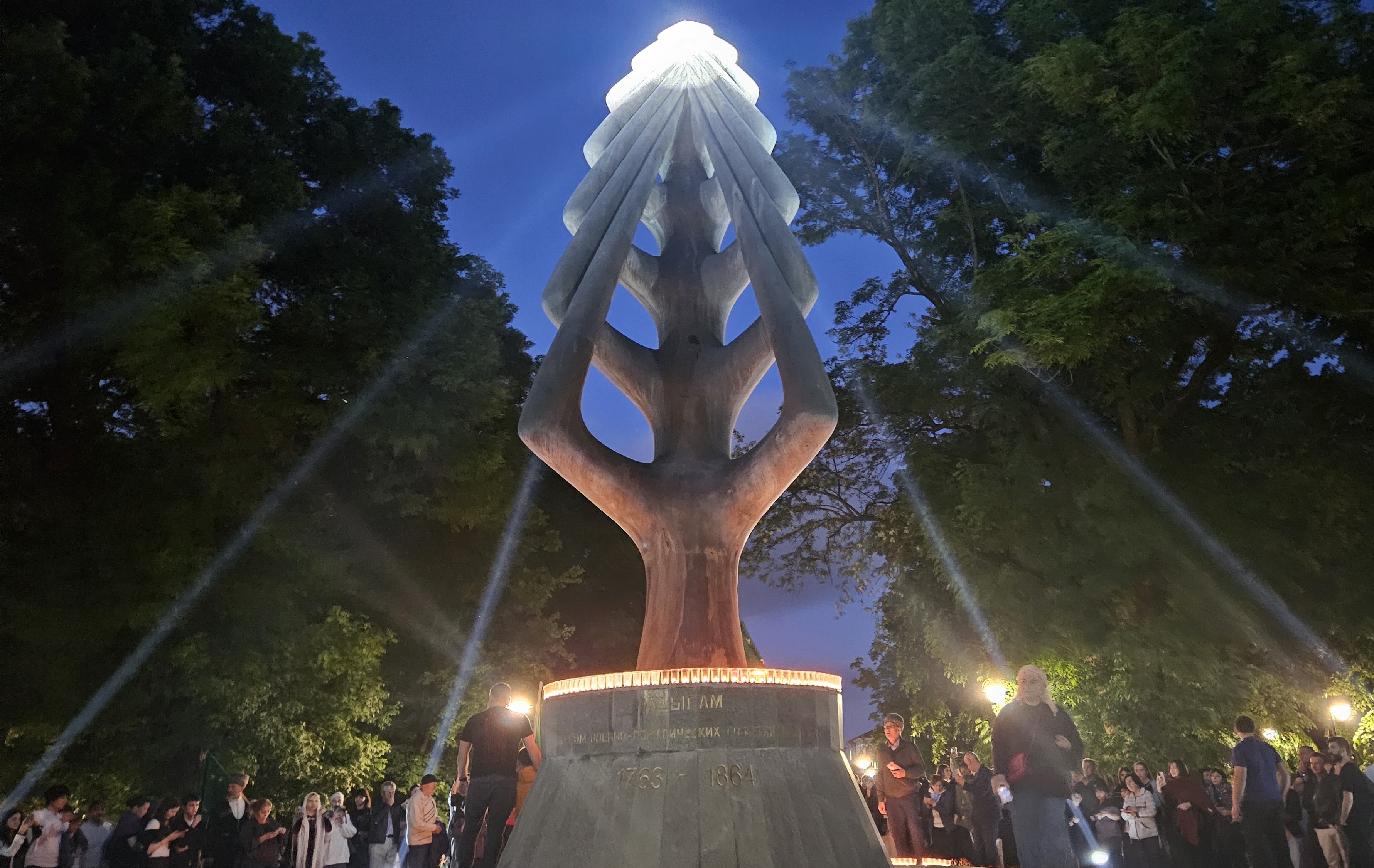 Нальчик в траурном свете: 101 свеча в память о жертвах Кавказской войны