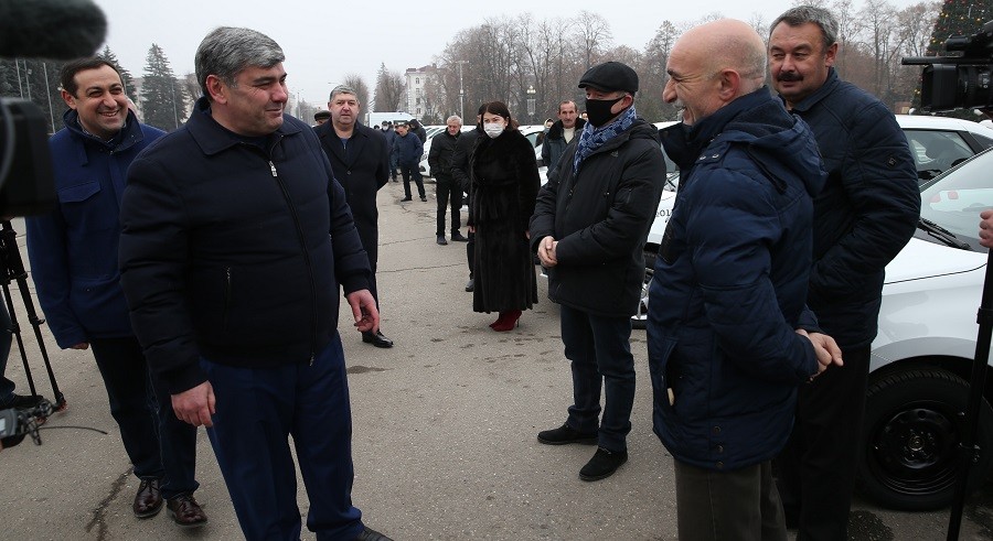 Глава КБР Казбек Коков передал новые автомобили неотложной медицинской помощи медорганизациям республики