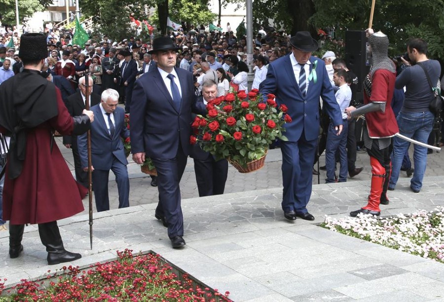 Казбек Коков принял участие в траурных мероприятиях, посвященных Дню памяти адыгов – жертв Кавказской войны