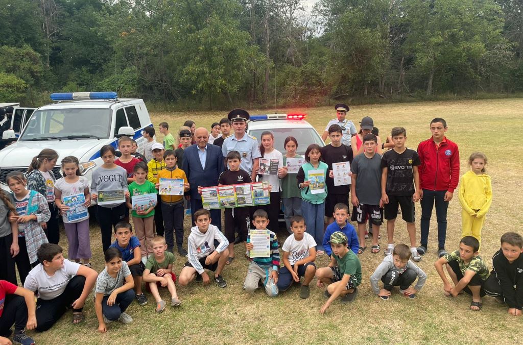 Полицейские КБР провели занятие по безопасности с детьми, отдыхающими в пришкольном лагере «Алые зори» 