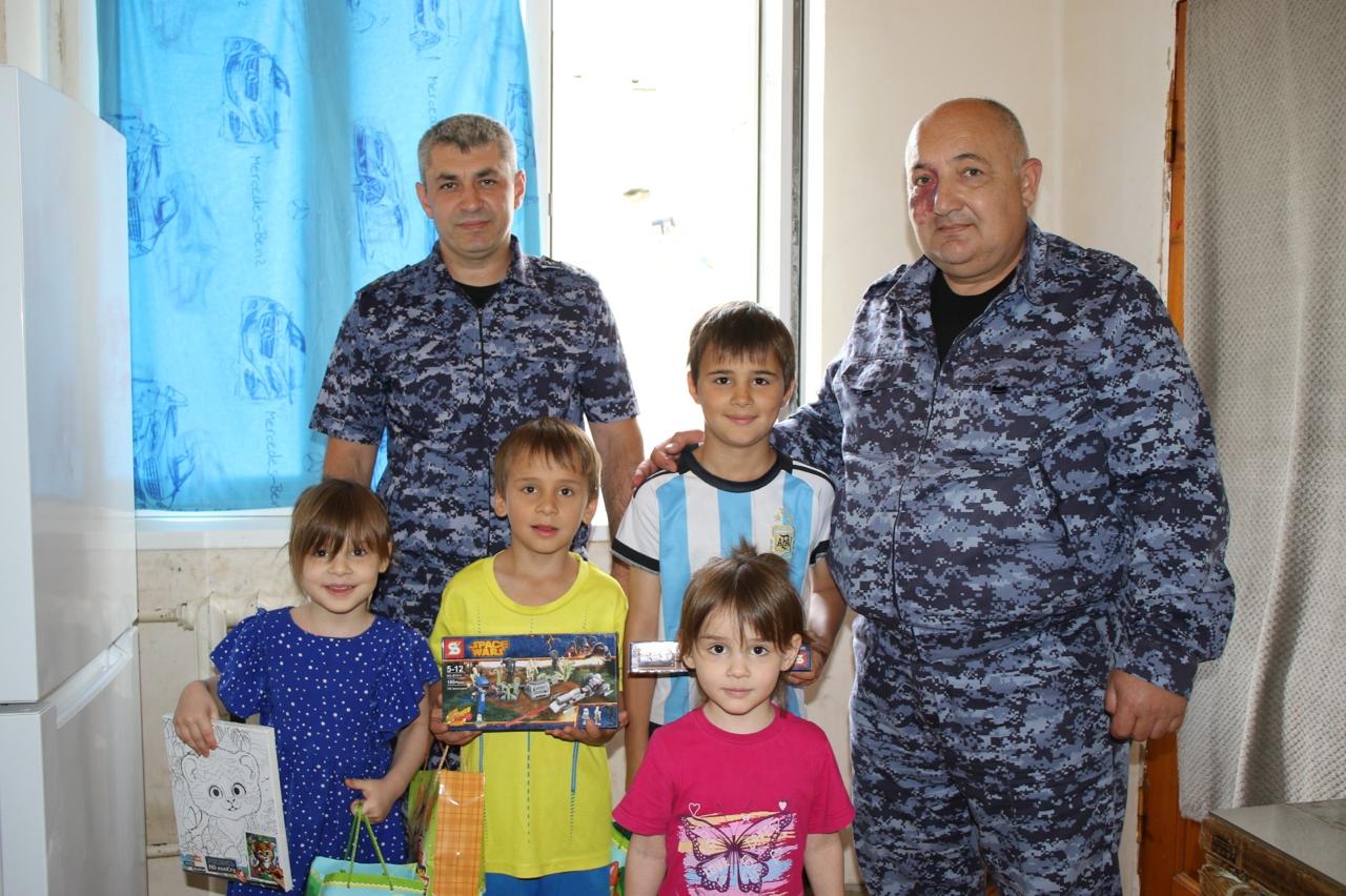 Росгвардейцы посетили многодетные семьи в Кабардино-Балкарии 