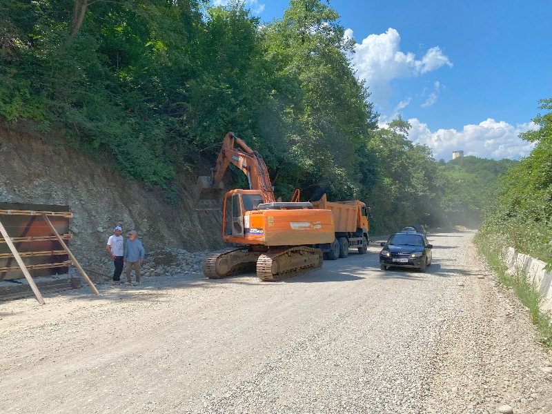 В Черекском районе продолжается капитальный ремонт автодороги 