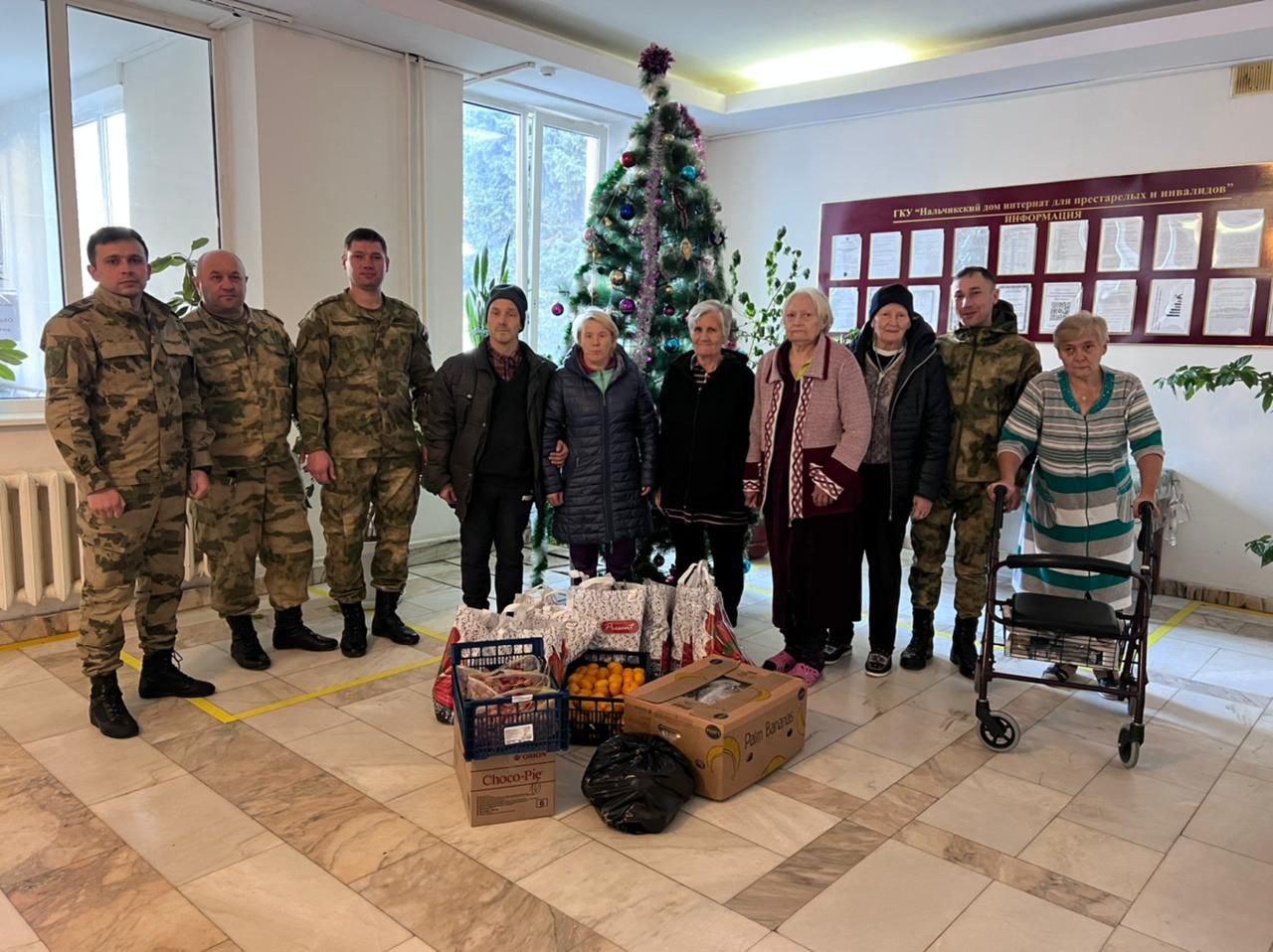 Военнослужащие Росгвардии поздравили детей и стариков