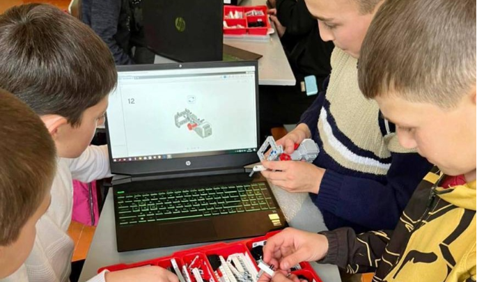 Мобильный технопарк «Кванториум» приехал в Нижний Чегем