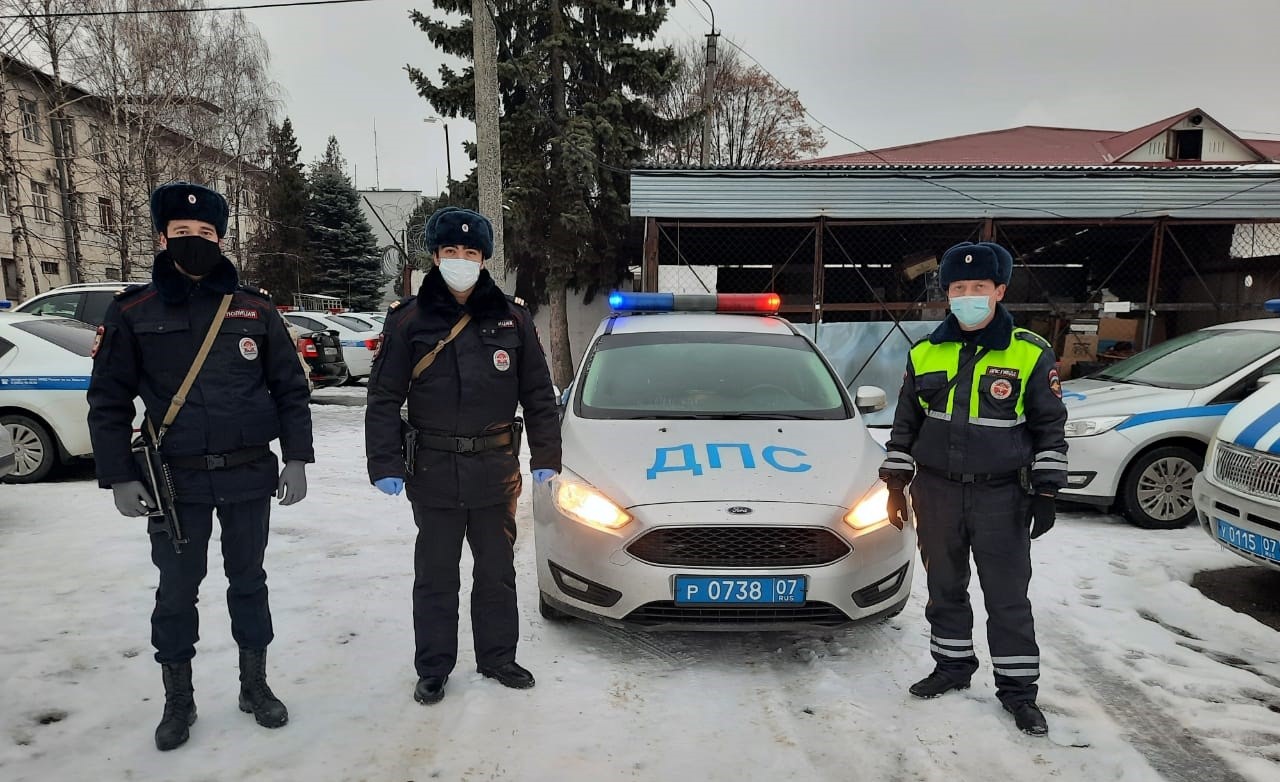 Жители КБР поблагодарили сотрудников полиции за оказанную помощь на дороге