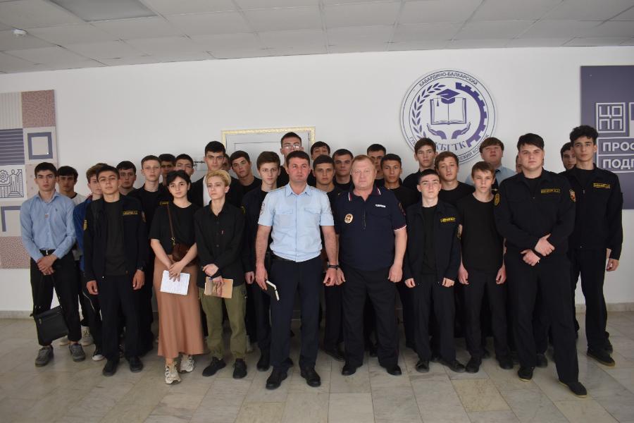 Сотрудники полиции провели профилактическое занятие для студентов нальчикского колледжа    