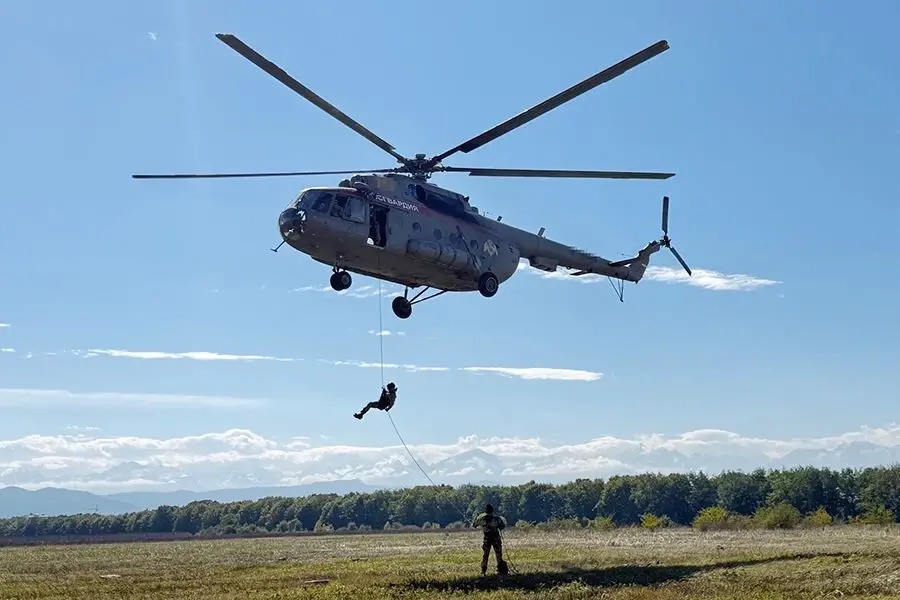 В Кабардино-Балкарии спецназовцы Росгвардии отработали беспарашютное десантирование