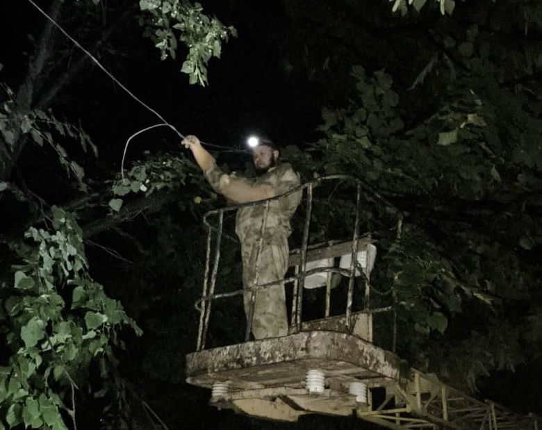 В Нальчике продолжаются работы по ликвидации последствий сильного ветра 