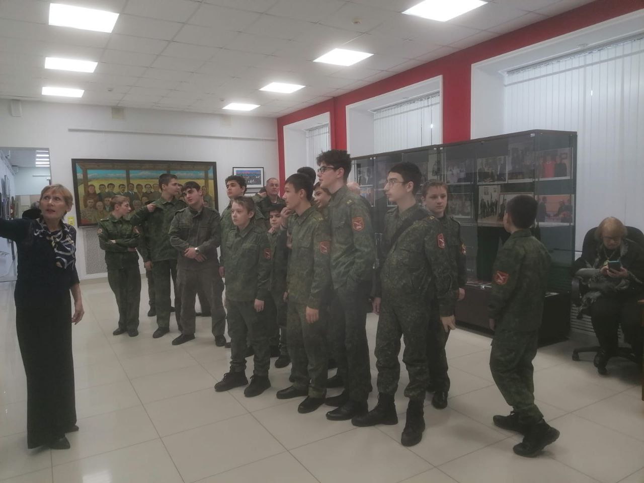 Кадеты колледжа искусств посетили выставку «Гимн красоте» 