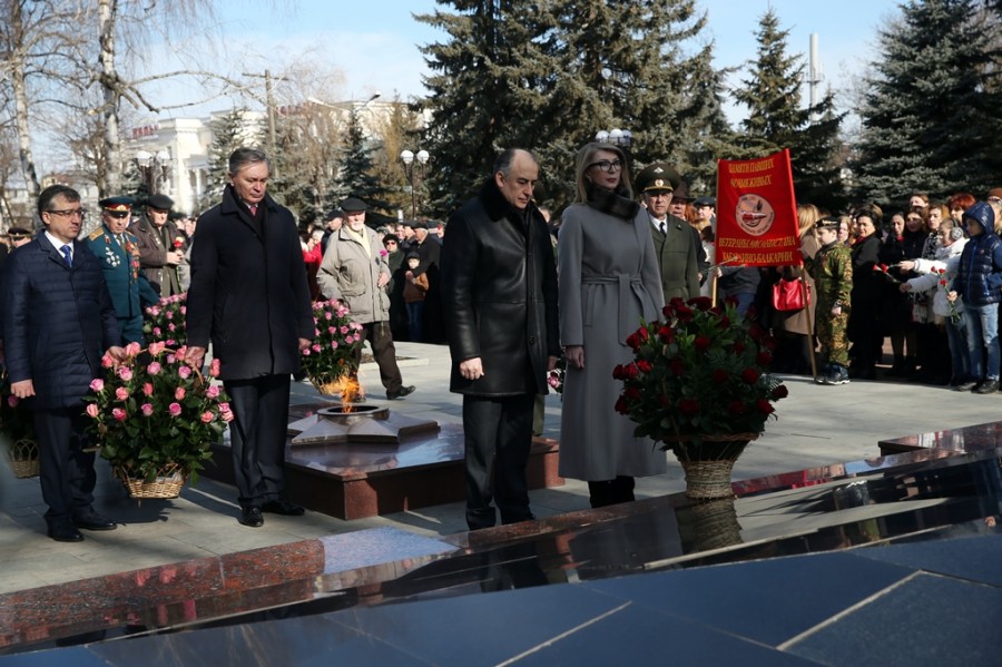 Казбек Коков возложил цветы к Мемориалу «Вечный огонь Славы» в Нальчике