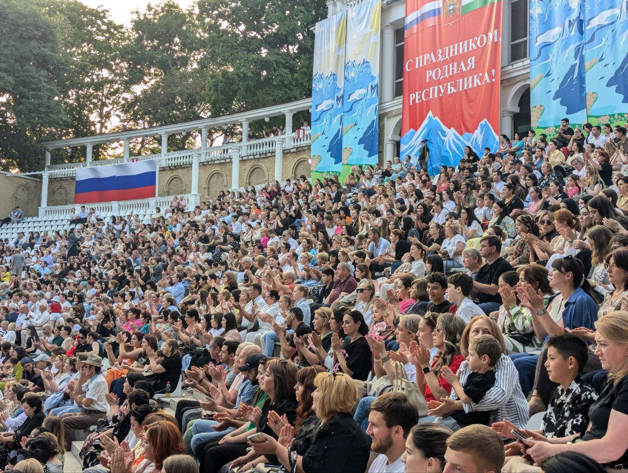 Яркий концерт в Зеленом театре отметил День государственности КБР