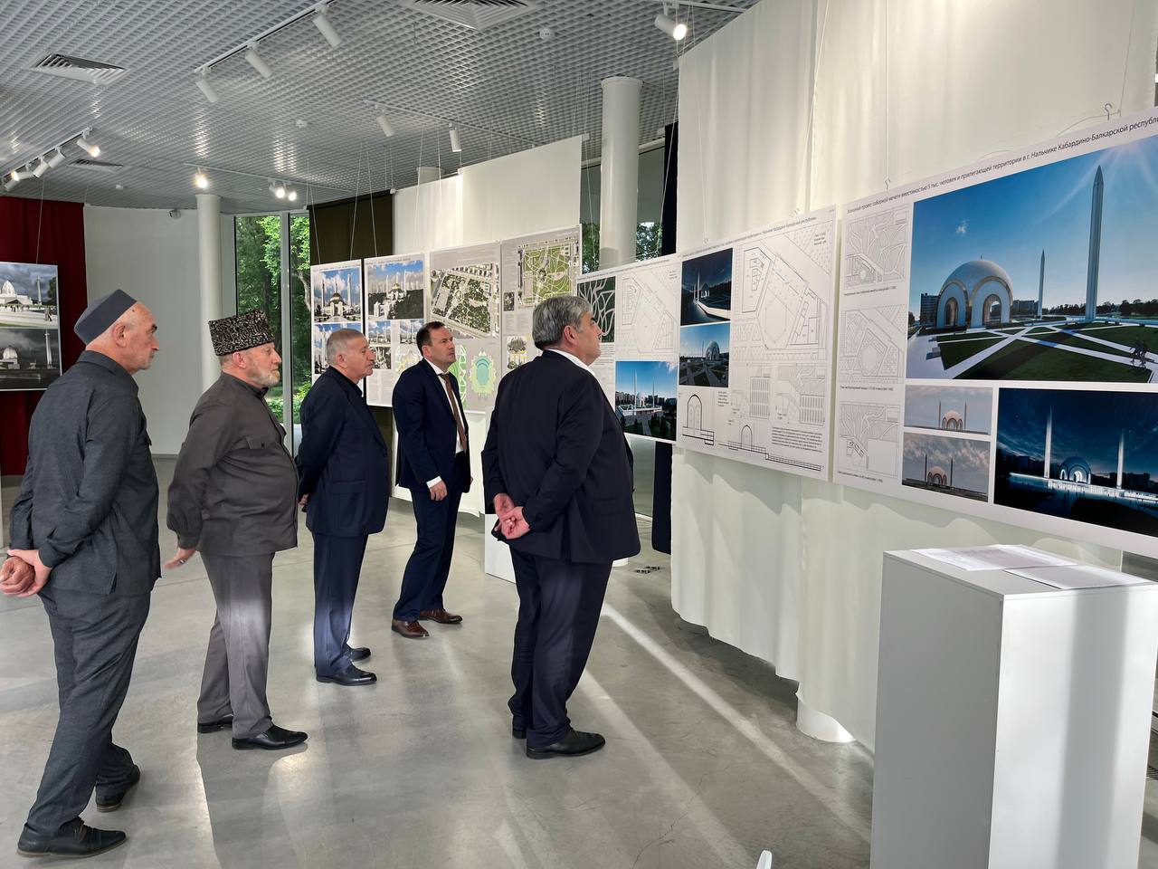 Казбек Коков в парке Столетия КБР осмотрел эскизы будущей мечети