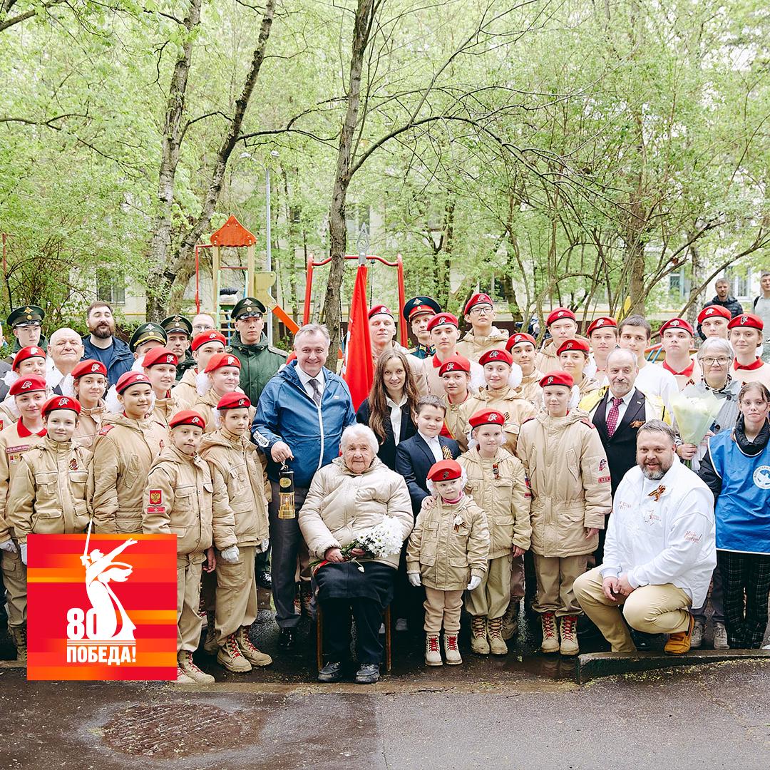 Юнармейцы поздравляют ветеранов на дому