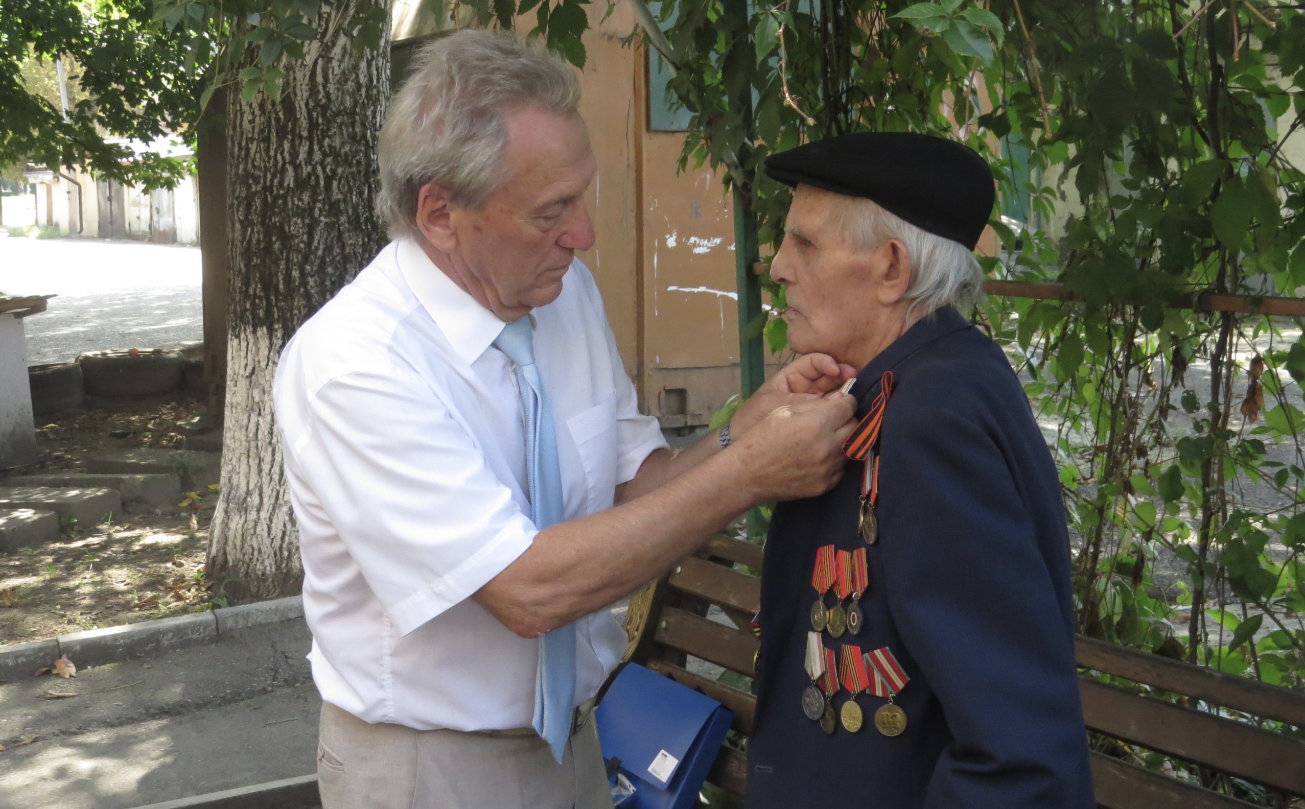 В Нальчике ветеран войны награжден памятной медалью
