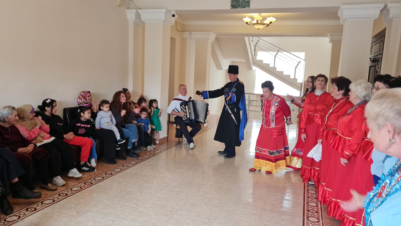 На участке № 103 избирателей встречают концертом и угощают блюдами национальной кухни