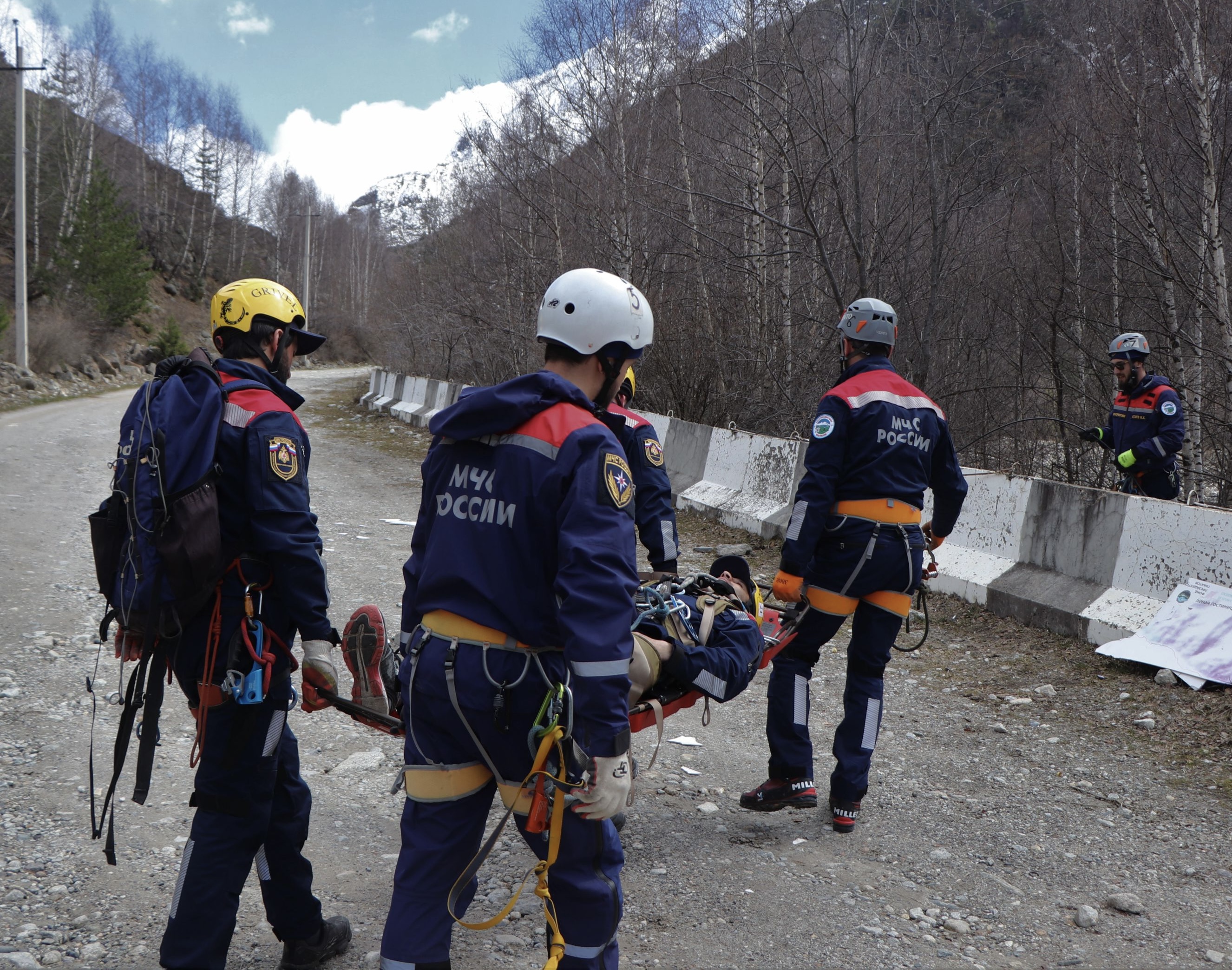 В верховьях ущелья Адыл-су спасли альпинистов