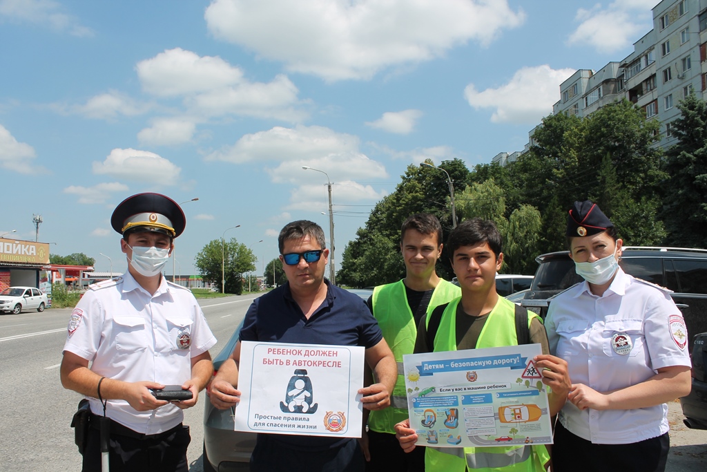 В Нальчике сотрудники ГИБДД обучают водителей-родителей правильно выбирать автокресло для малышей 