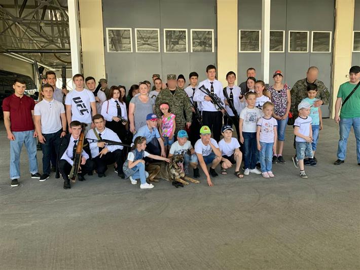 В КБР студенты поздравили ОМОН с годовщиной образования