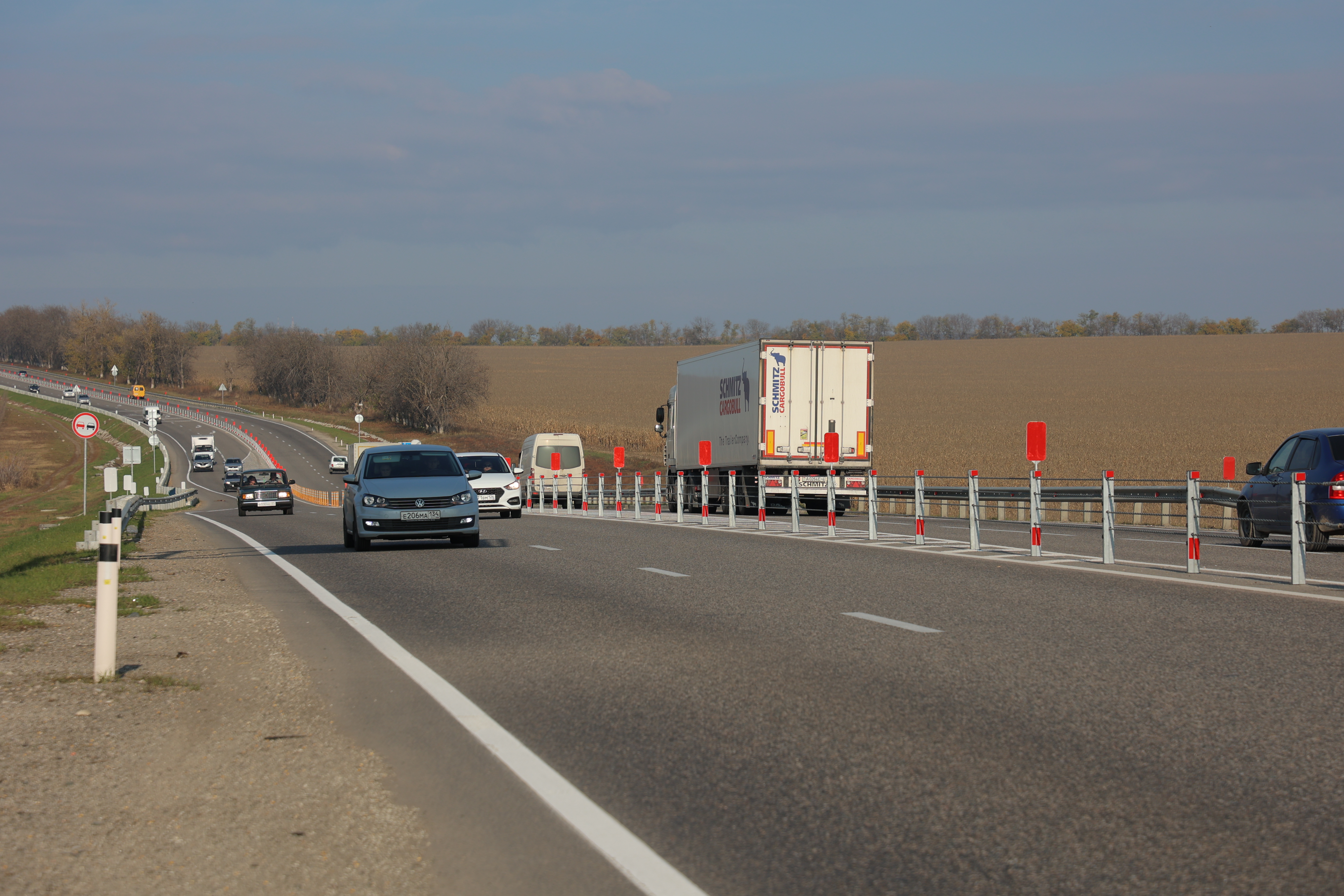 Встречные потоки транспорта федеральной трассы «Кавказ» разделят тросовым ограждением