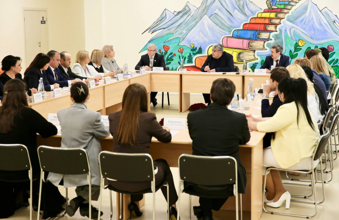 Казбек Коков провел встречу с педагогами
