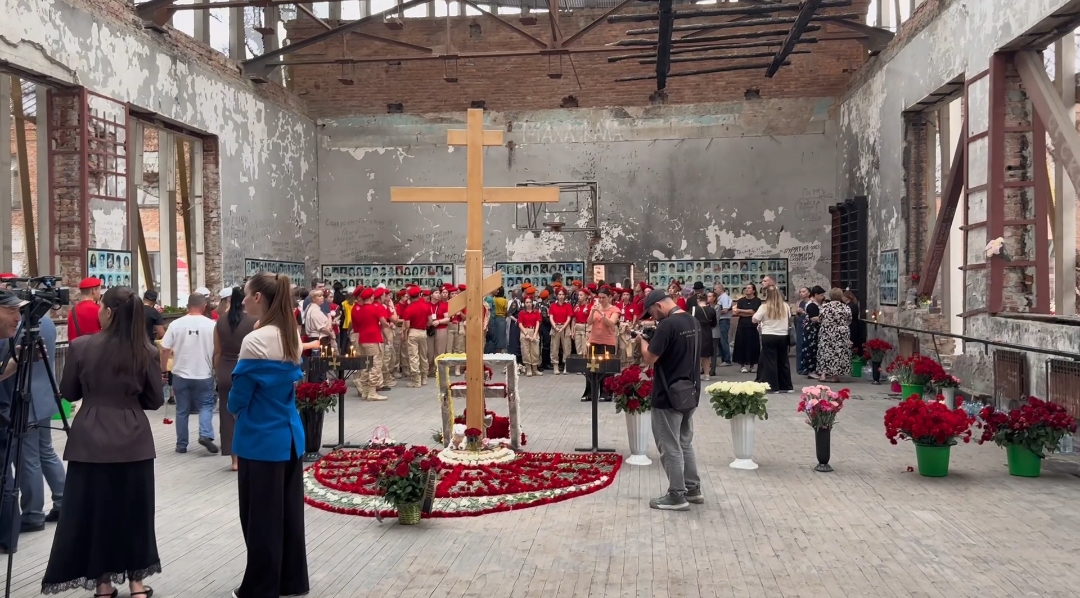 Активисты Терского района посетили мемориал в Беслане