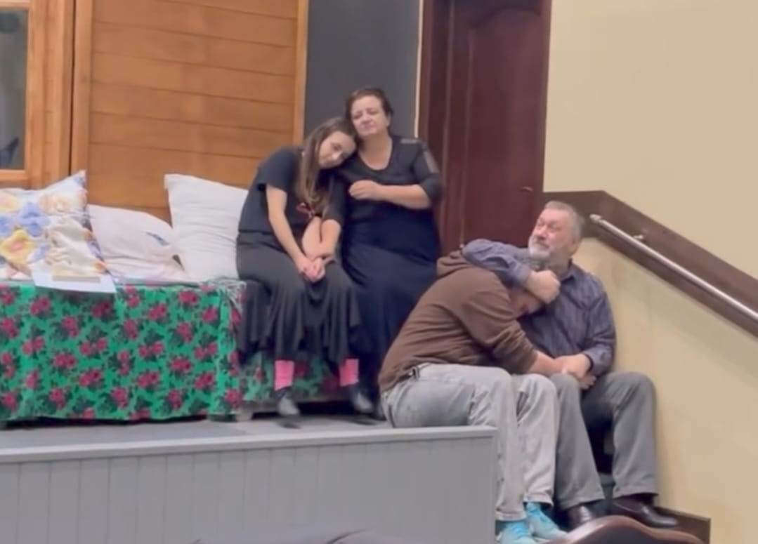 Никто не расстается - спектакль продолжается