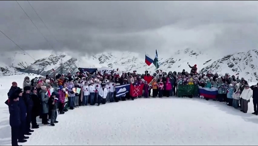 Сборный хор исполнил Гимн России на высоте 3500 метров