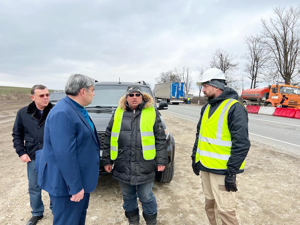 Казбек Коков осмотрел объекты дорожного строительства на федеральной трассе «Кавказ»