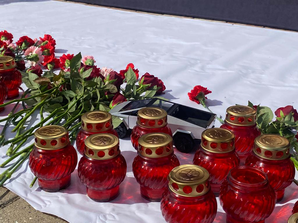 Жители Нальчика несут цветы к мемориалу в память о трагедии в Ижевске
