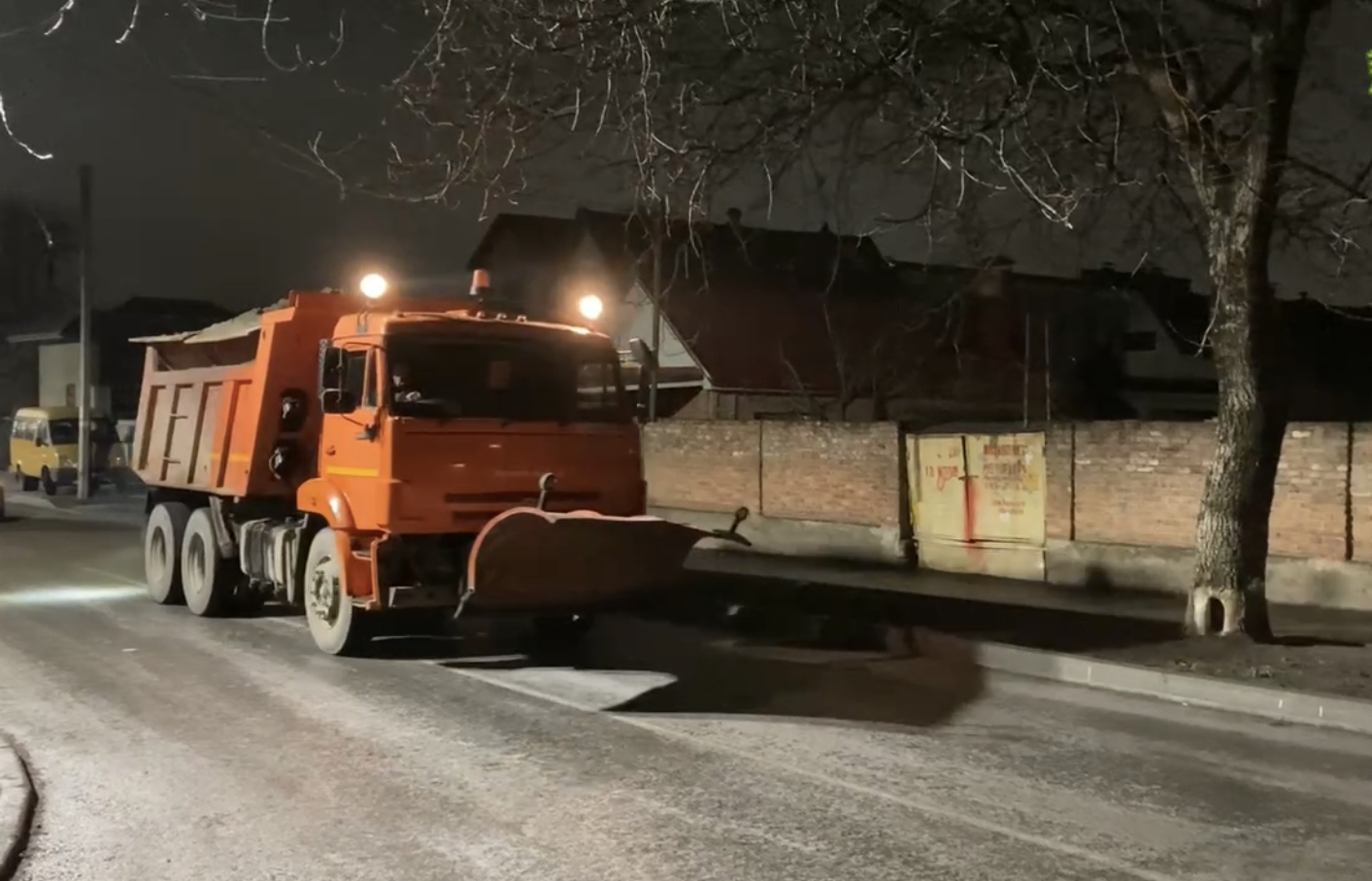 В Нальчике начали борьбу с гололедом