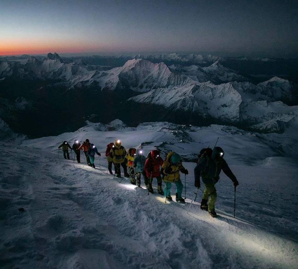 Участники массового восхождения «Эльбрусиада-2022» достигли вершин Эльбруса. 