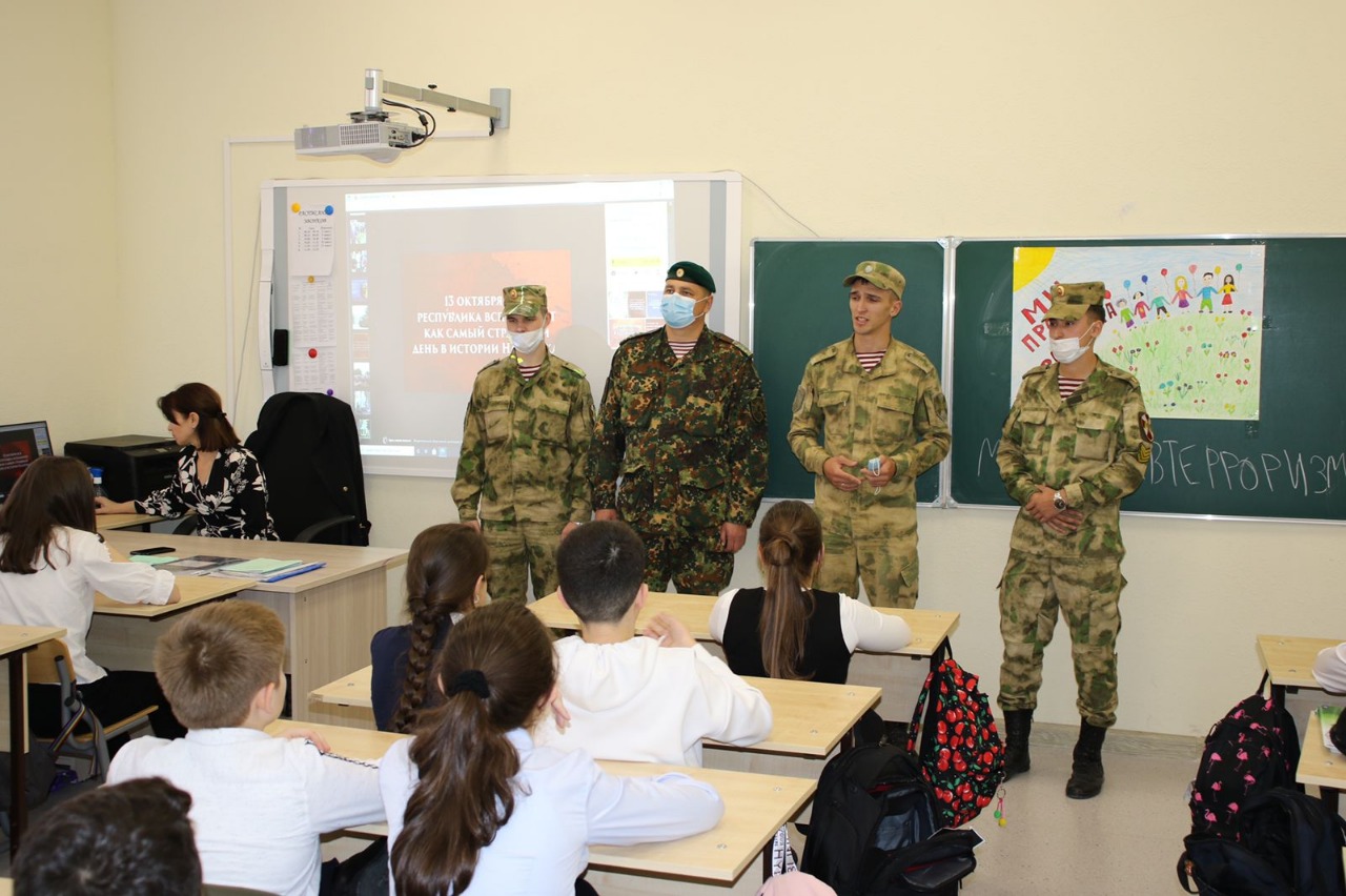 В Нальчике росгвардейцы провели Урок мужества для школьников