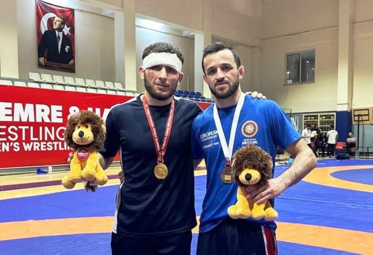 Две медали из двух возможных