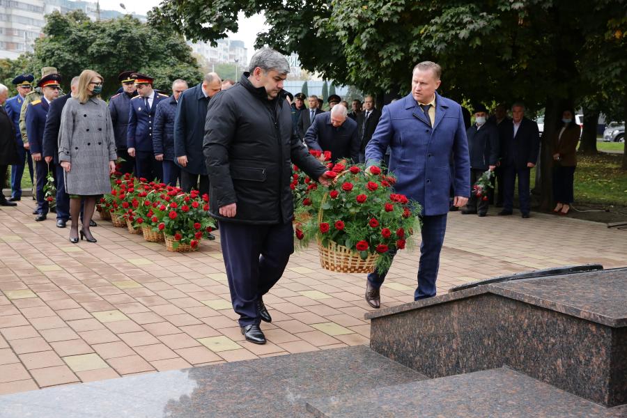 Глава КБР Казбек Коков принял участие в возложении цветов к памятнику сотрудникам правоохранительных органов, погибшим при исполнении служебного долга