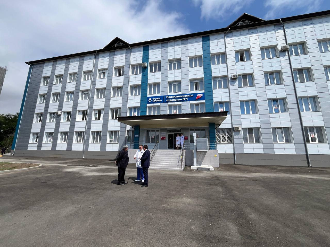 Казбек Коков осмотрел обновленный корпус баксанской поликлиники