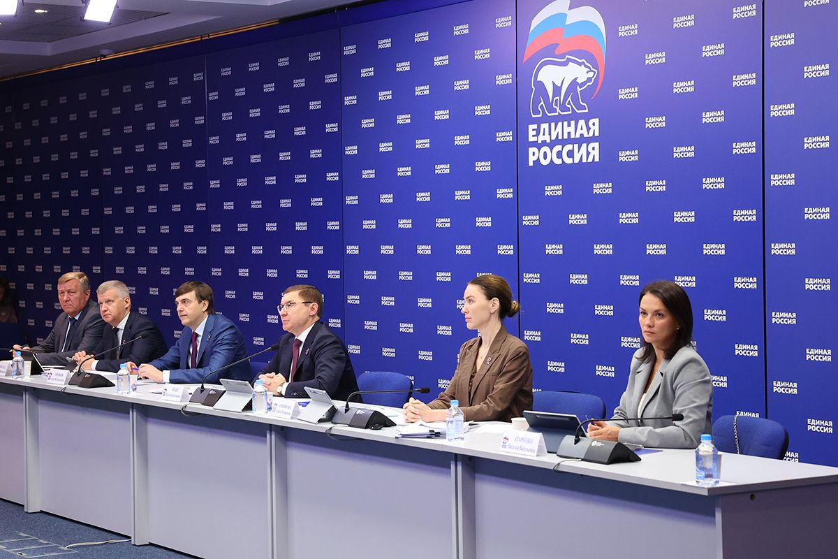 По программе ЕР и Минпросвещения РФ по всей стране идет капремонт школ