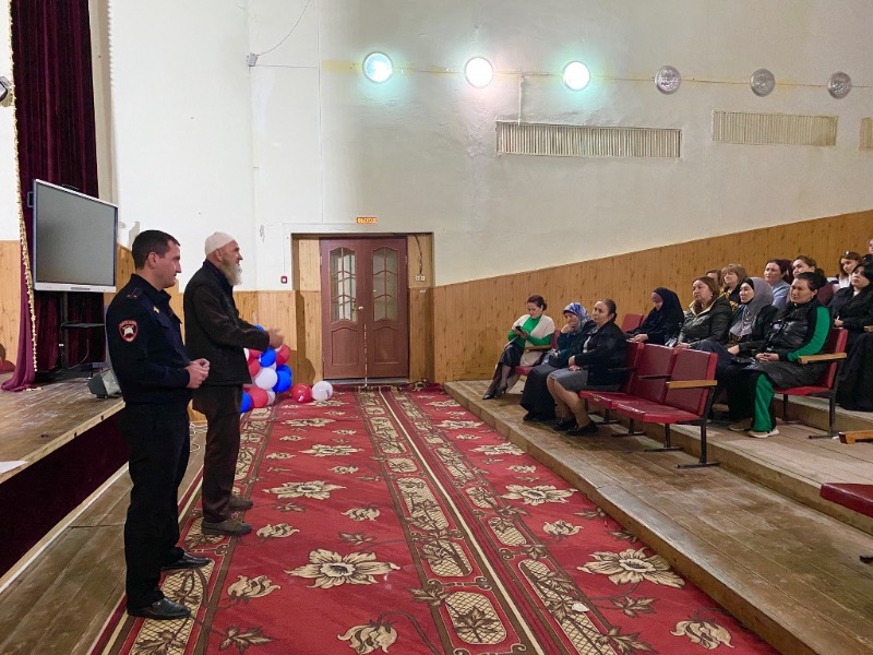 Полицейские и представители духовенства посетили общешкольные родительские собрания в Эльбрусском районе