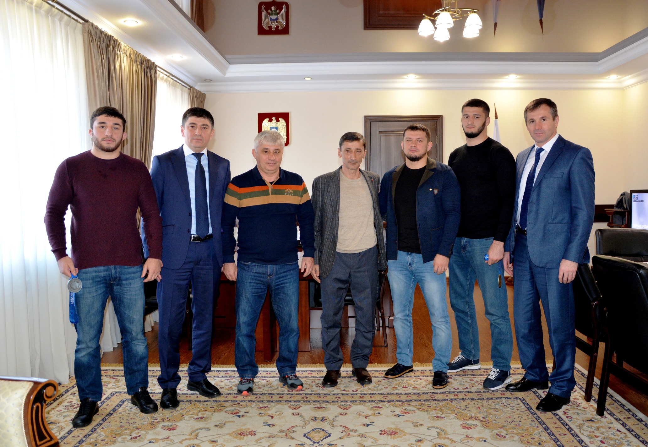 Ислам Хасанов встретился с борцами-чемпионами и их тренерами