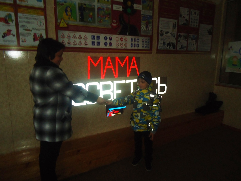 В фойе образовательных организаций Нальчика появились поздравительные шкатулки с яркими световозвращателями для мам 