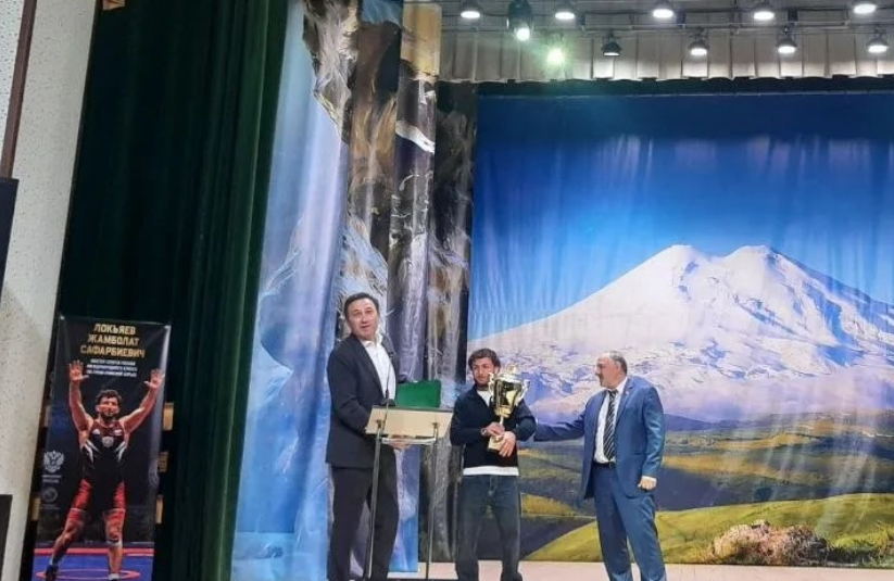 Вписал имя золотыми буквами