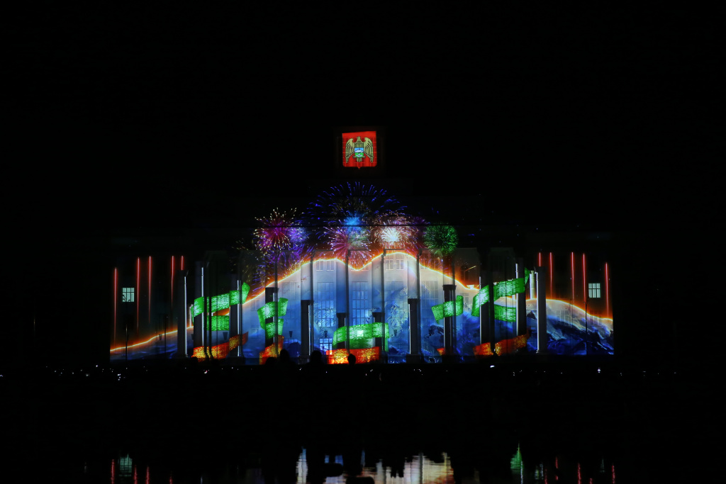 На площади Согласия собрались около 50 тысяч человек посмотреть 3D-меппинг шоу, посвященное 100-летию республики