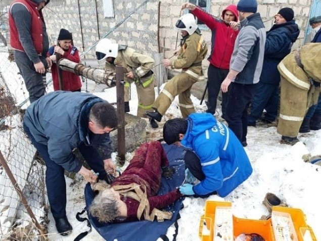 В Кабардино-Балкарии пожарные спасли упавшую в колодец пенсионерку