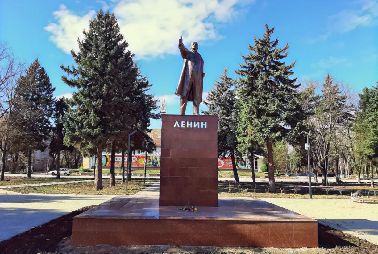 В Майском обновили памятник Владимиру Ильичу Ленину