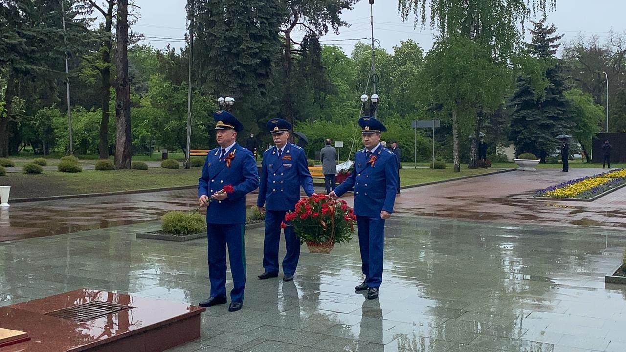 Прокуроры возложили цветы к мемориалу «Вечный огонь Славы»